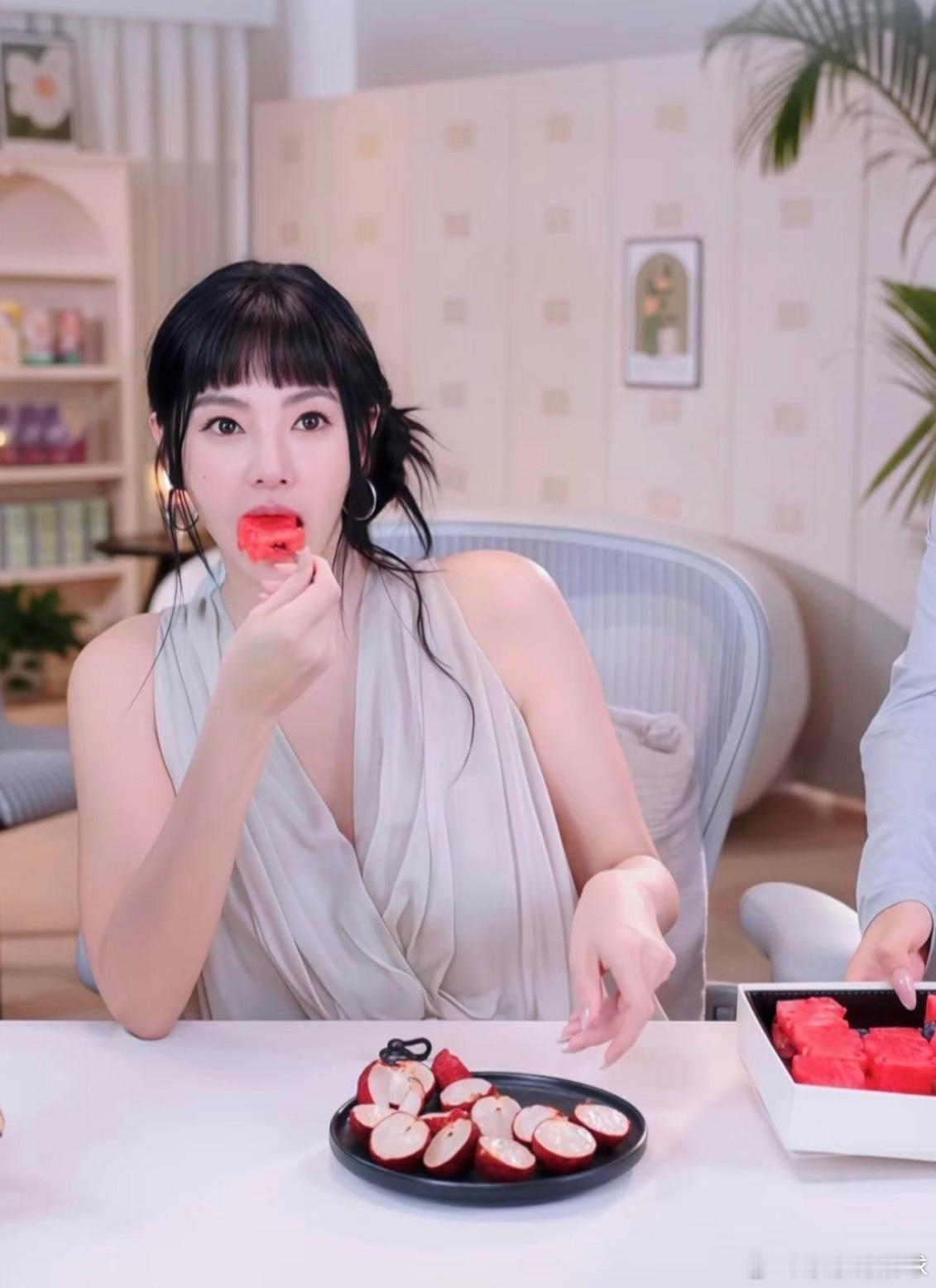 张雨绮这是用了什么科技，怎么突然变年轻这么多，走甜妹路线了吗？ 