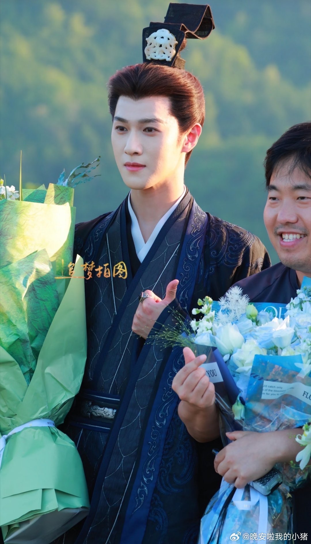 李昀锐归良辰杀青捧花照
