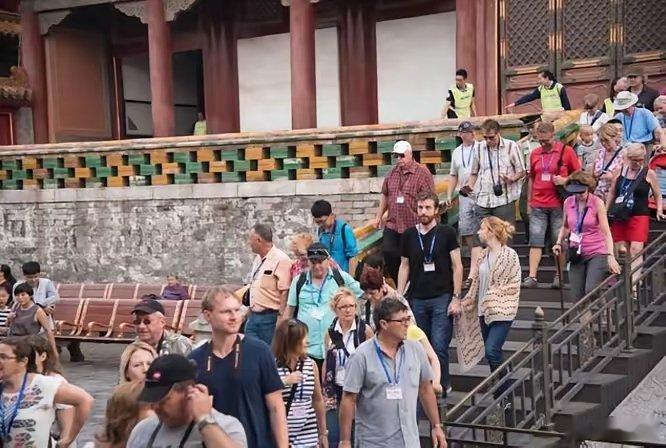 老外被中国避暑游硬控了各地避暑经济同步升温，海边啤酒节，古城民俗体验，山林徒步项