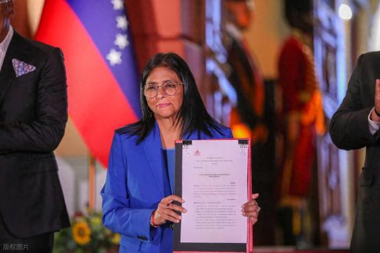 罗德里格斯真正的麻烦来了，委内瑞拉的民众要求重新举行选举。马杜罗被“绑架”一来已