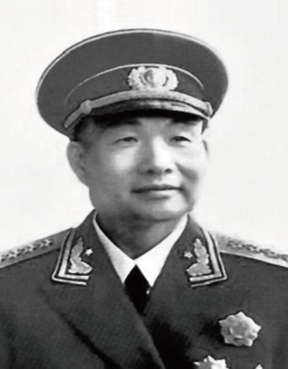 1940年，延安某处。离婚协议书摆在桌上，两人都沉默着。

朱仲芷拿起笔，签了字