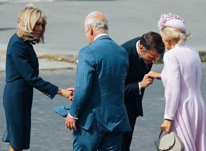 马克龙妻子布丽吉特的发型像不像是一种凌乱美啊？
布丽吉特的发型被风一吹，是不是很