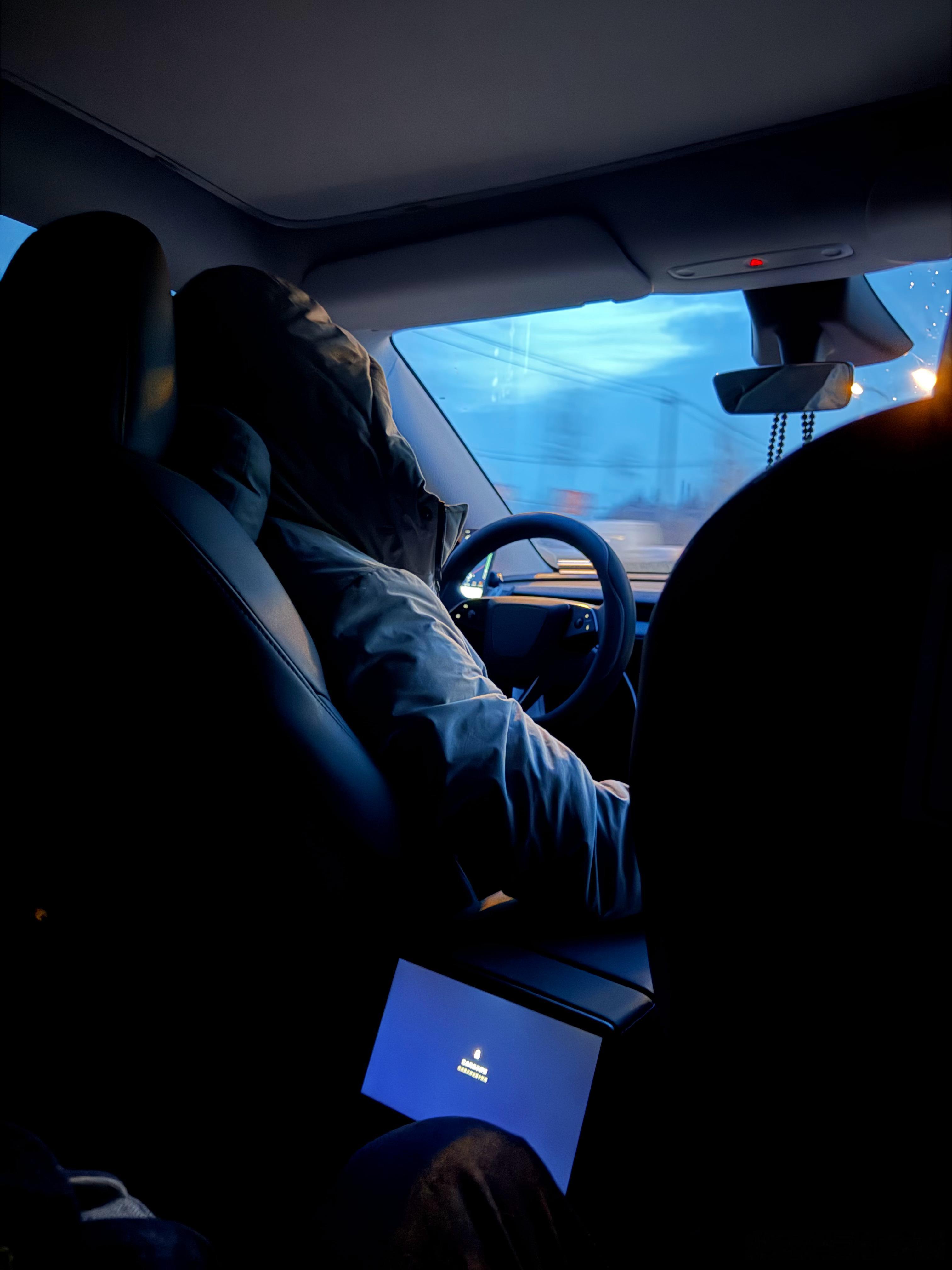 上周刚拍完新款modelY我在视频里说打到这车一定要坐副驾，后排太难受结果自己打