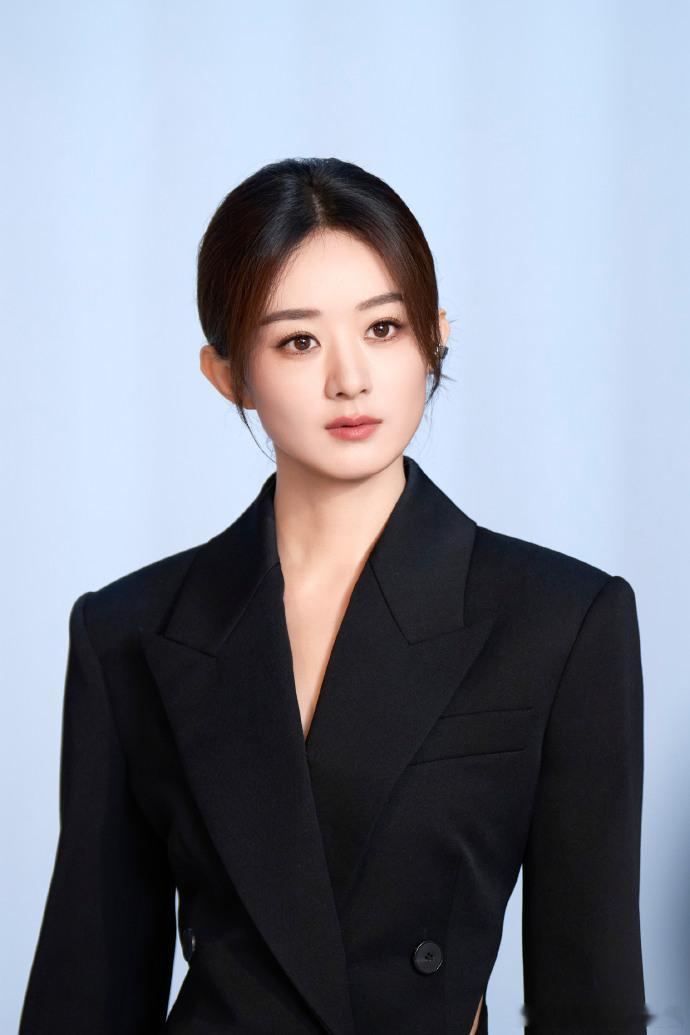 赵丽颖书写专注时刻赵丽颖露腰黑西装 赵丽颖露腰黑西装，满分干练感的丽颖上线，期待