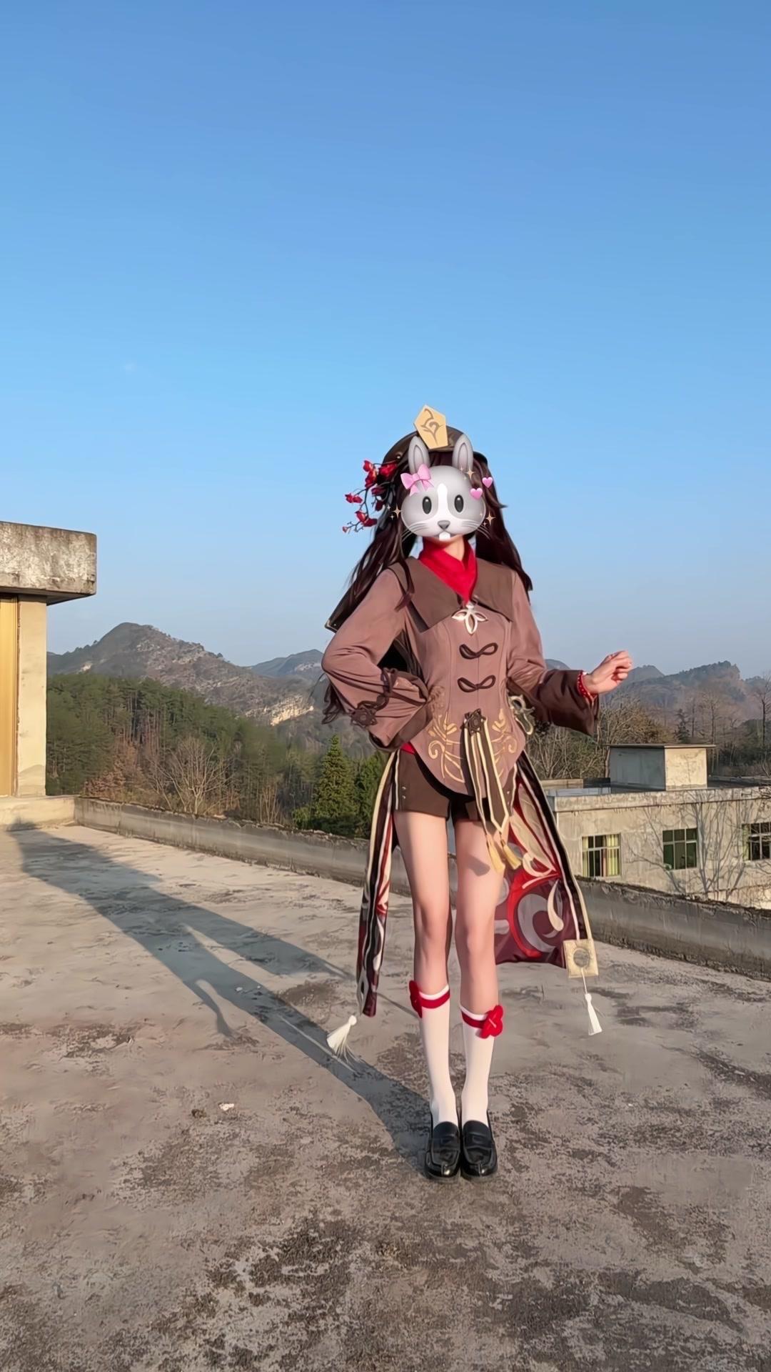 🎭第一次尝试跳宅舞，就选了胡桃的角色舞蹈，虽然动作生涩不到位，但看着屏幕上自己