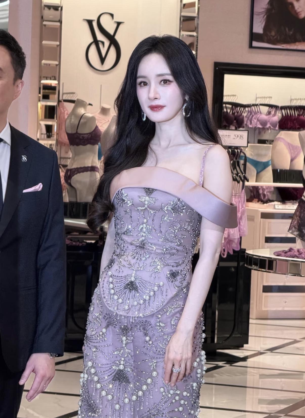 杨幂维密活动线下生图美得语无伦次！这个妆容好透亮好精致！这种水光肌的妆是怎么画出