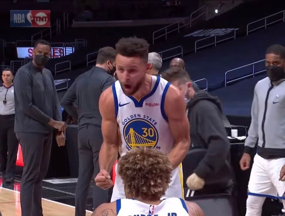 「库里是勇士低谷里的不灭火种」2021年，库里在一次暂停期间唤醒全队。随后，他打