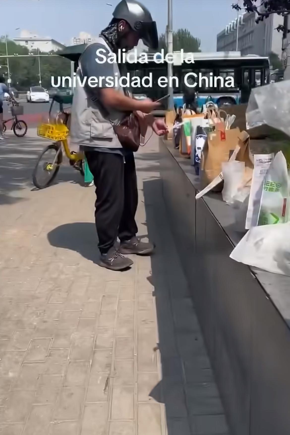 外国小姐姐惊讶地看到中国人把外卖都放到学校门口，既然没有人会偷走，这要是在自己的