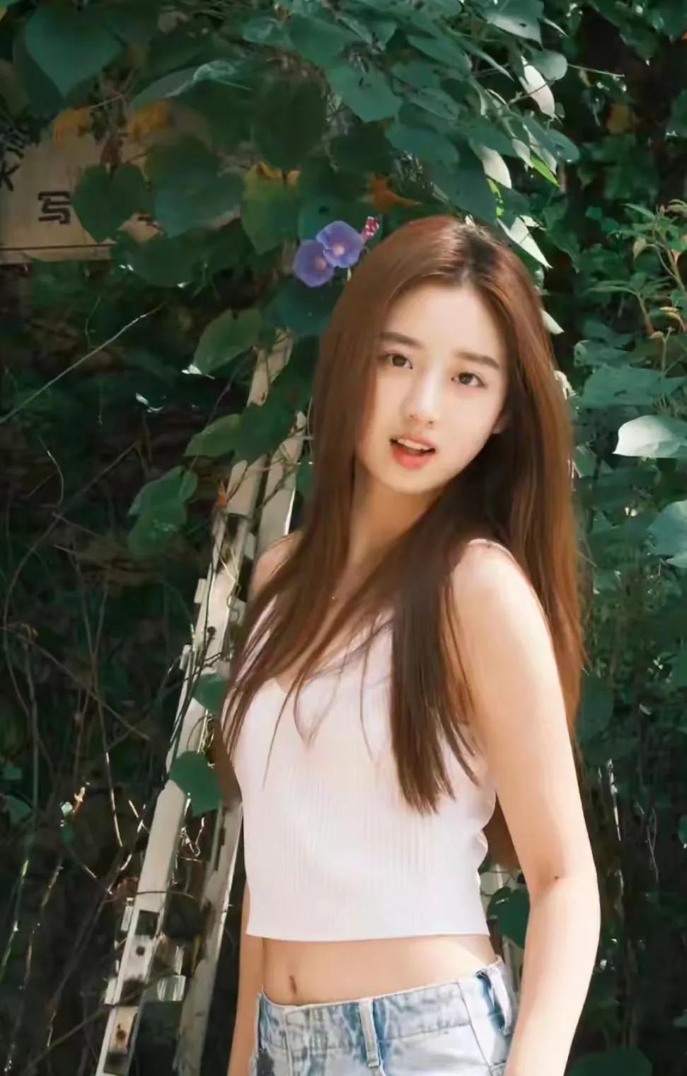 她，一个步入中年的女子，却拥有着令无数人羡慕的魔鬼身材。全身上下，没有一丝多余的