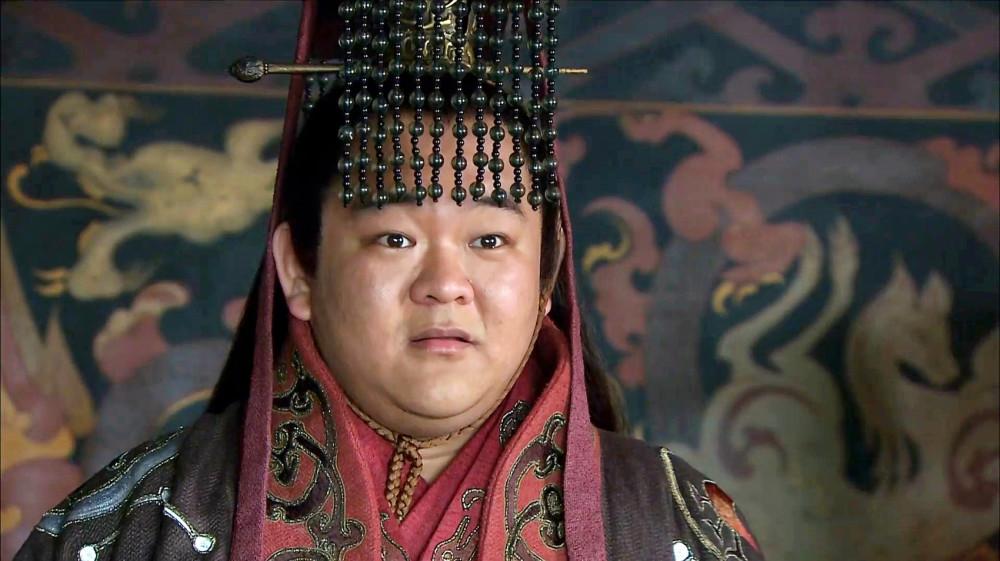 刘禅被司马昭请去赴宴，席间一句话让人明白，原来阿斗的"傻"，都是装的。 
 
公