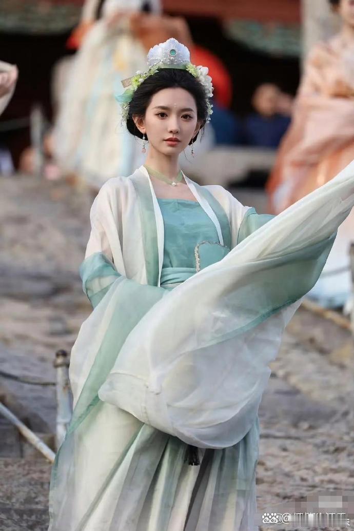 于正发掘的这位新人，28岁，如果是原生脸的话，长成这样也是真的很牛了，确实很美?