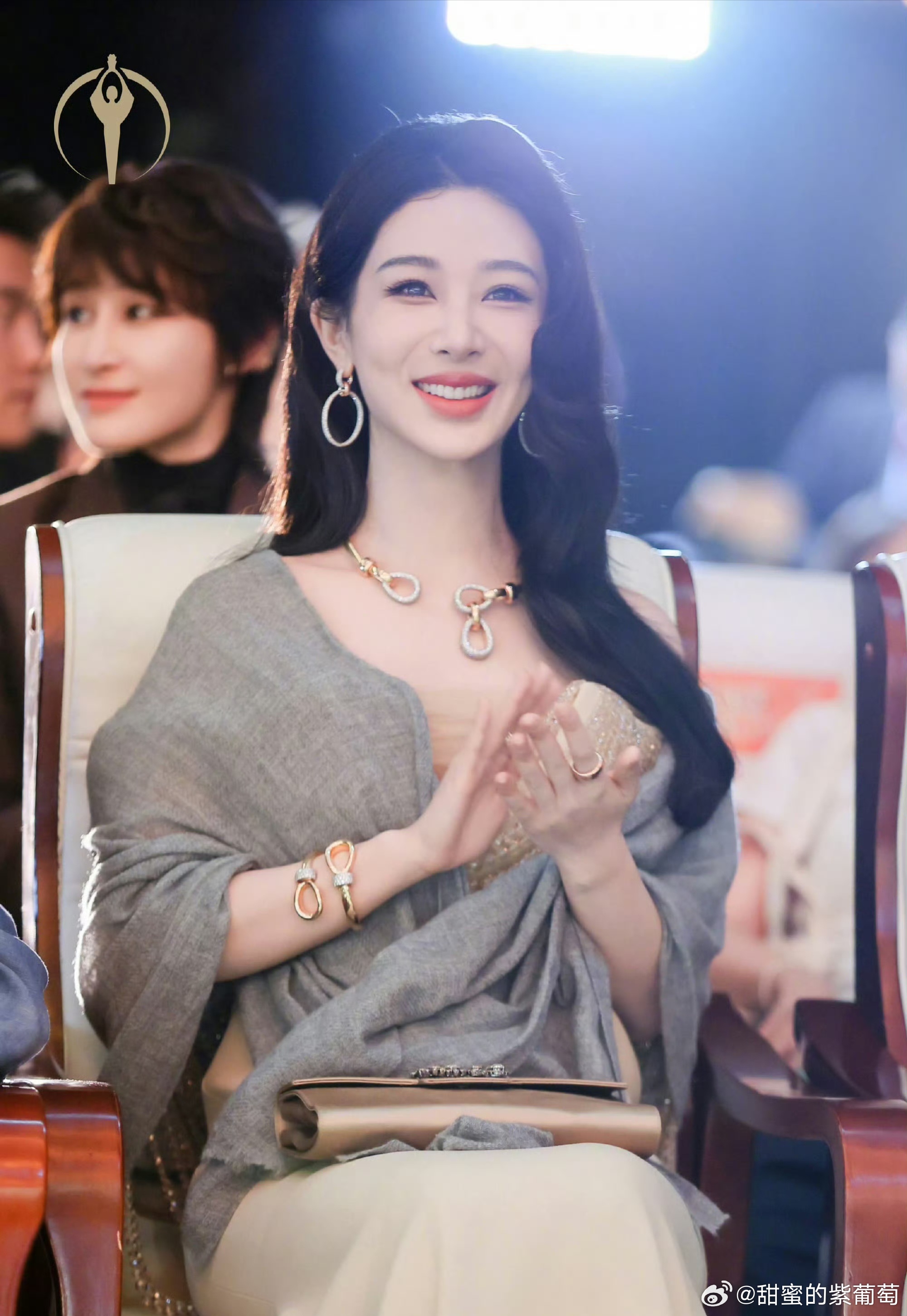 杨紫百花奖影后和白玉兰视后同框- 杨紫笑容好有感染力，整个人明媚发光杨紫玉兰花开