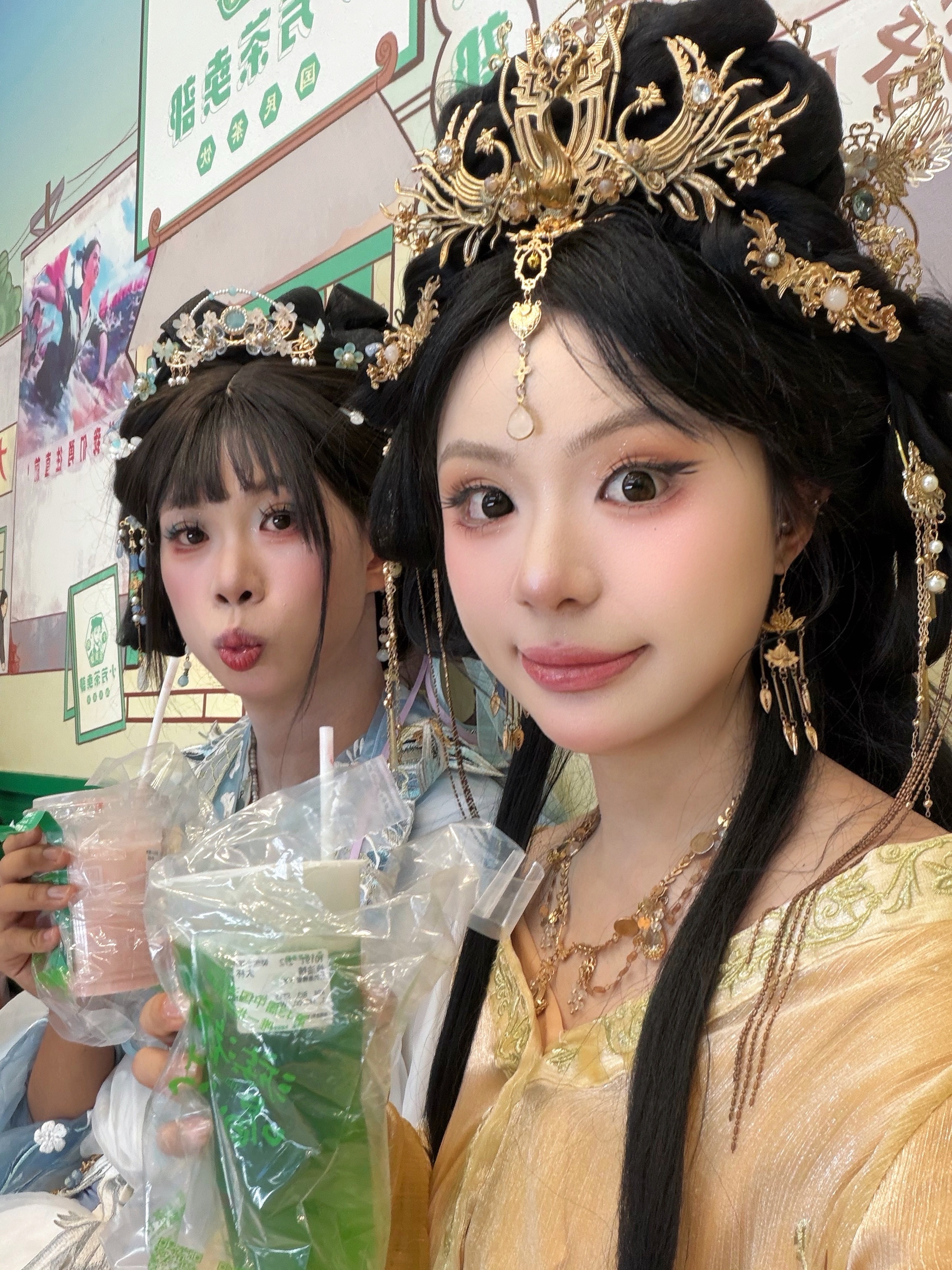今日心情甚好 带着贴身小婢女出宫喝奶茶 