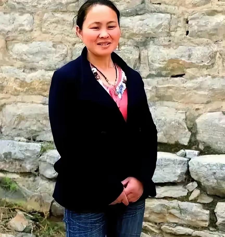 她被人贩子以2700元卖给了一位放羊人，洞房当晚，她紧张地蜷缩在角落里，浑身发抖