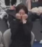 侯宇双拳擦泪 有人懂这个双拳擦泪小侯宇吗，用拳头擦吗也太可爱了 