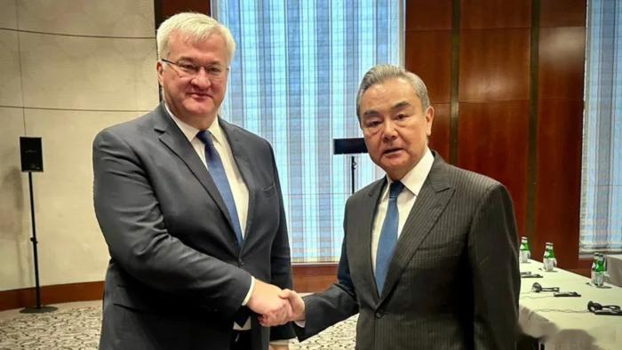 【中国将向乌克兰提供一揽子的能源援助】网页链接中国外交部长王毅与乌克兰外交部长司