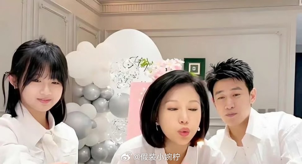 被陆毅鲍蕾一家的幸福戳中了幸福从来不是刻意表演出来的，是眼神里流露的在意，是把家