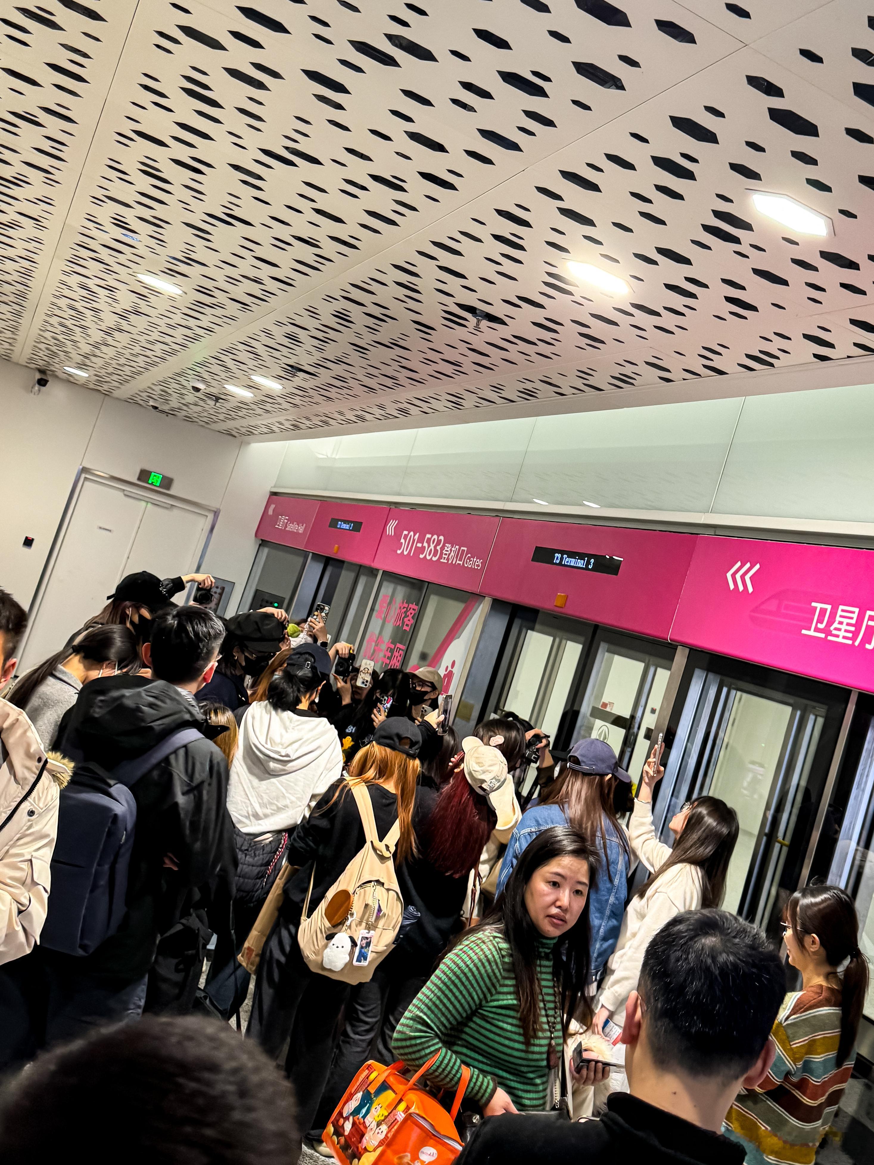 从安检拍到小火车上，再拍到卫星厅。周围人都在好奇一个问题——这是哪个明星？[do