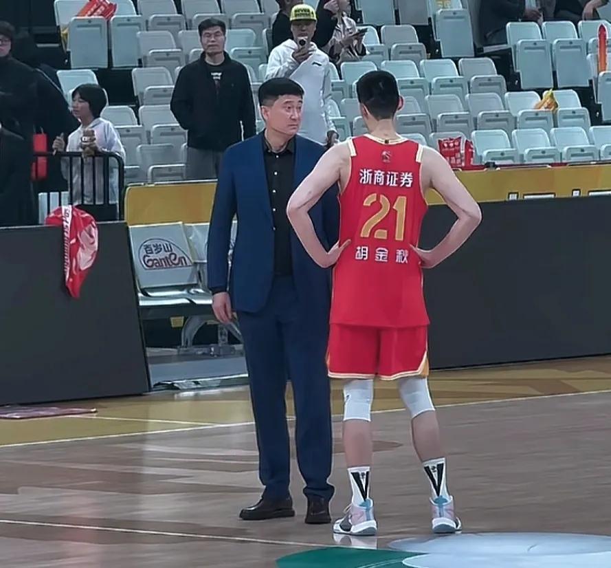 胡金秋篮球人生中其实遇到几个很好的教练，好比郭靖成长轨迹。
洪七公教会他十八掌，