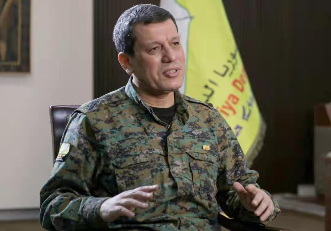 叙利亚的库尔德首领衣着朴素，而当上叙利亚过渡总统的朱拉尼漂亮名贵西装一套又一套，