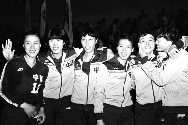 1982年，中国女排队员合影，有孙晋芳、郎平、张蓉芳，还有哪几位？能认全的，一定