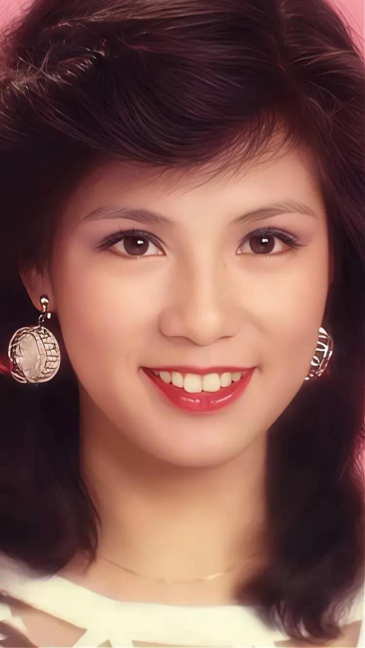 下面是翁美玲和米雪的照片，你能从中找出哪张是翁美玲，哪张是米雪吗？翁美玲和米雪很