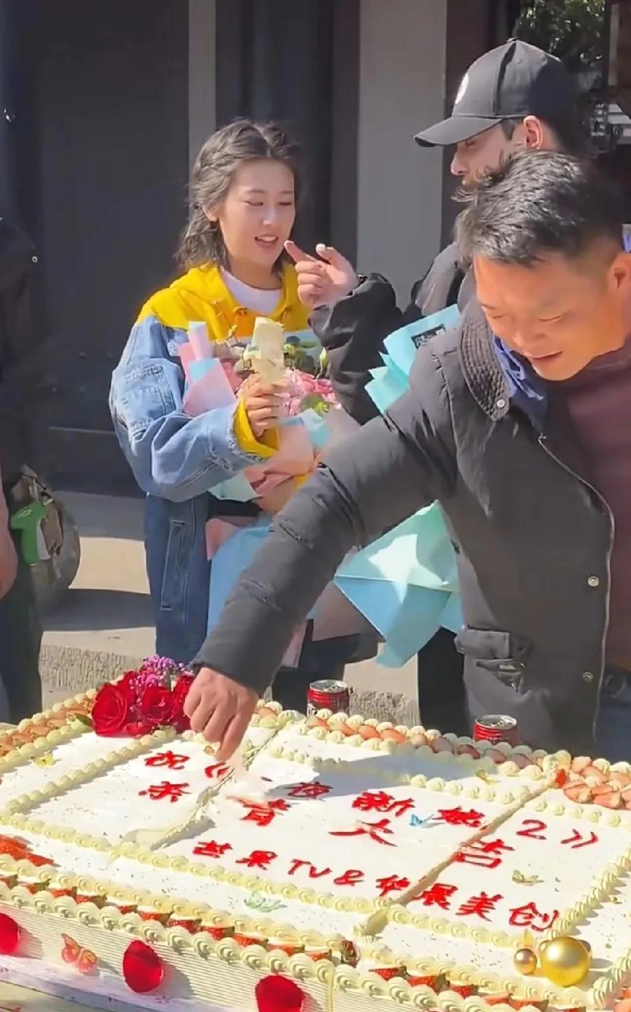 近日，赵昭仪被拍到和一男子在楼下依依不舍，分别的时候拥抱对方，离开前男生摘下口罩