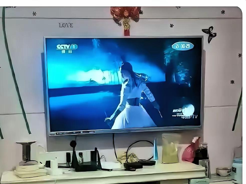 三问中央电视台

​一问办个中秋晚会到底是你们图搞钱还是人民群众的精神粮食？
​