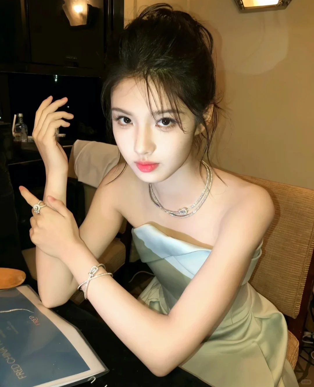 艾米  她长了一双适合凝望镜头的眼睛 