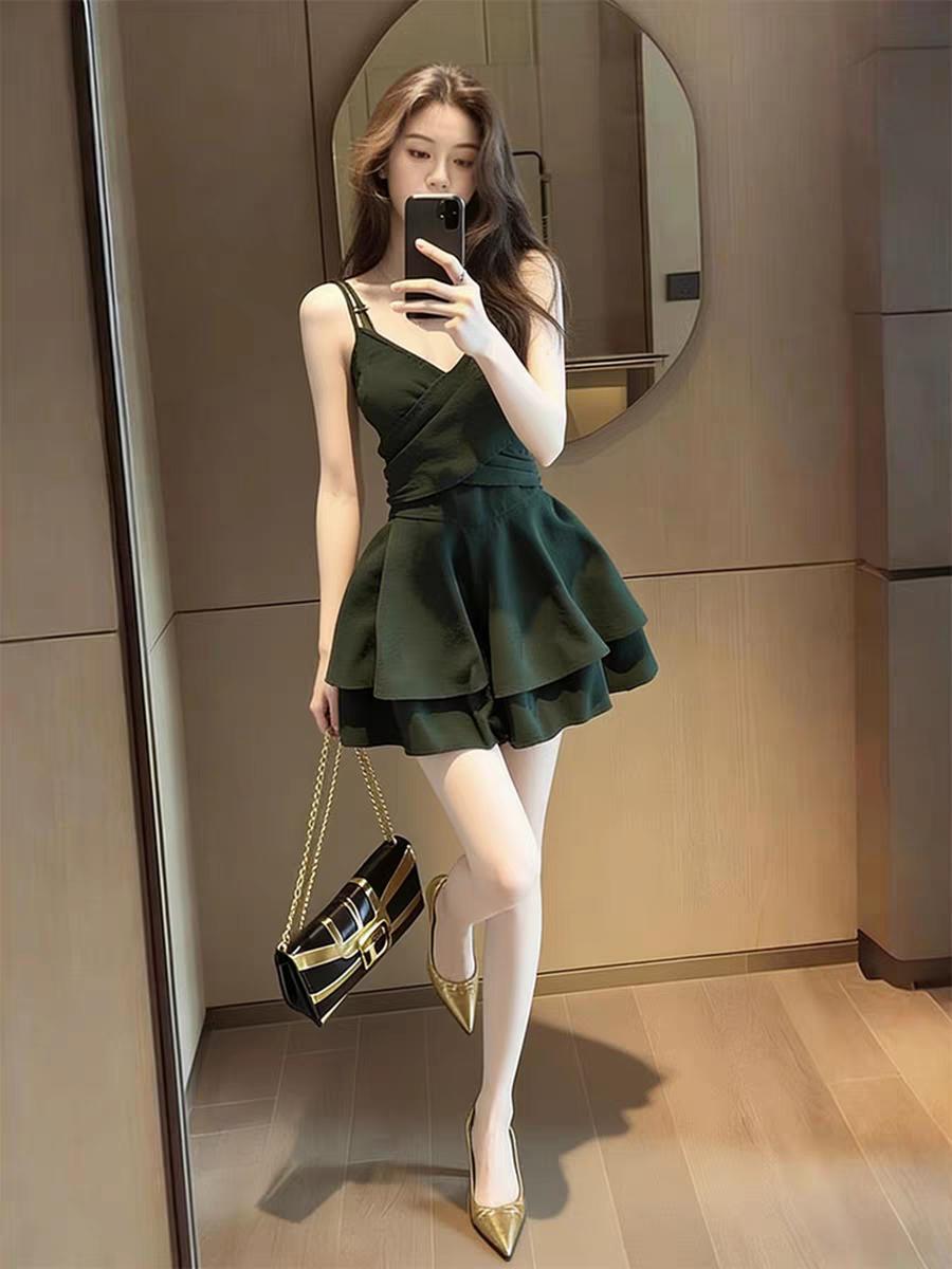 春季穿搭超好看裙子miu里miu气绿色吊带连衣裙👗！这回头率不用解释！时尚穿搭