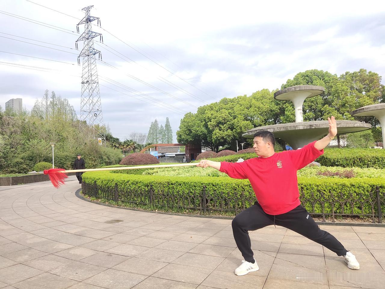 每天早上除了站桩和太极拳外，还有刀枪剑的练习[呲牙][呲牙][呲牙]