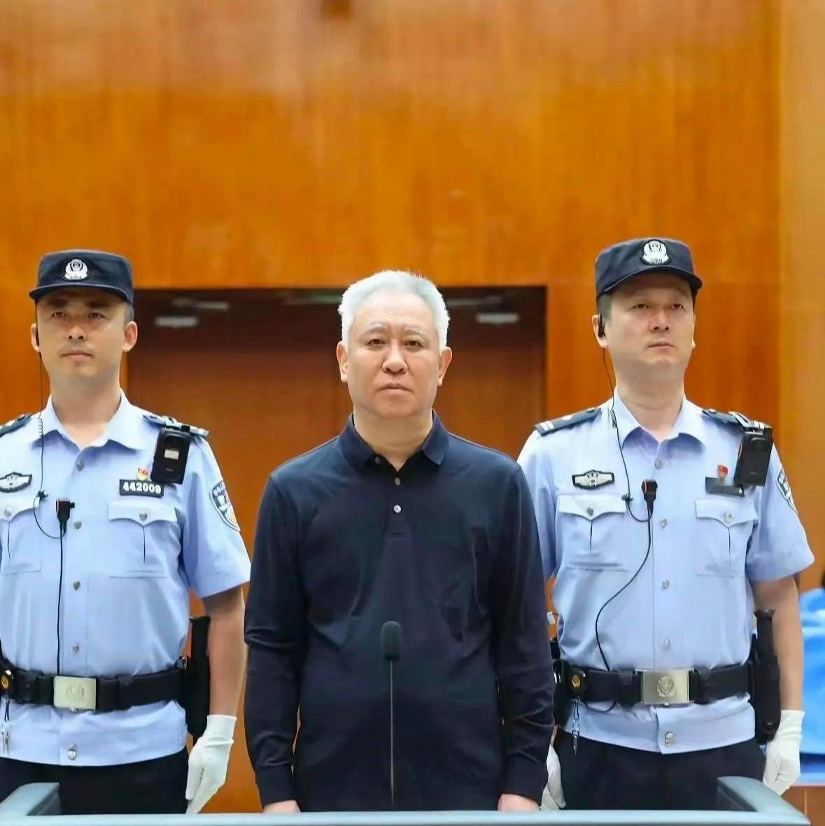算盘打得再精明，也抵不过触碰红线的代价！
 
许家印的三个孩子各有安排，老大定居