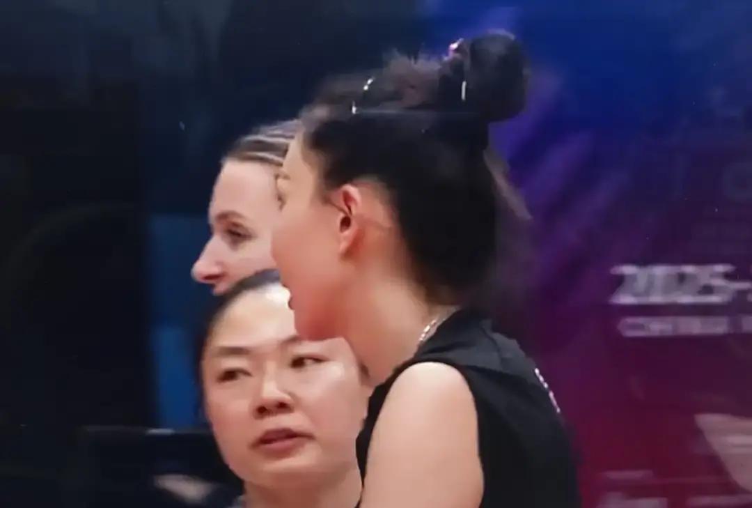 停止嘲讽江苏女排的“全华班”了。
 
他们正在偷偷完成一件可怕的事。
 
当所有