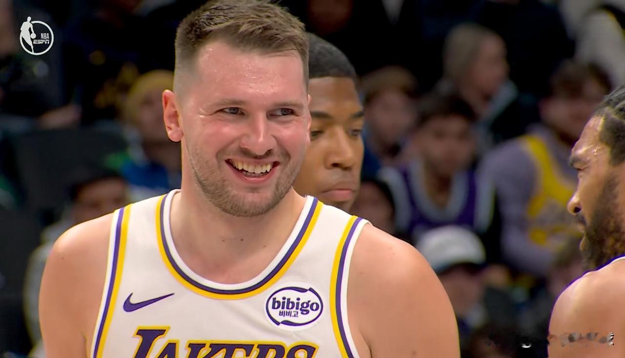 湖人巨星东契奇真是篮球界的悲哀！在今天湖人客场挑战独行侠的比赛中，目前双方半场战