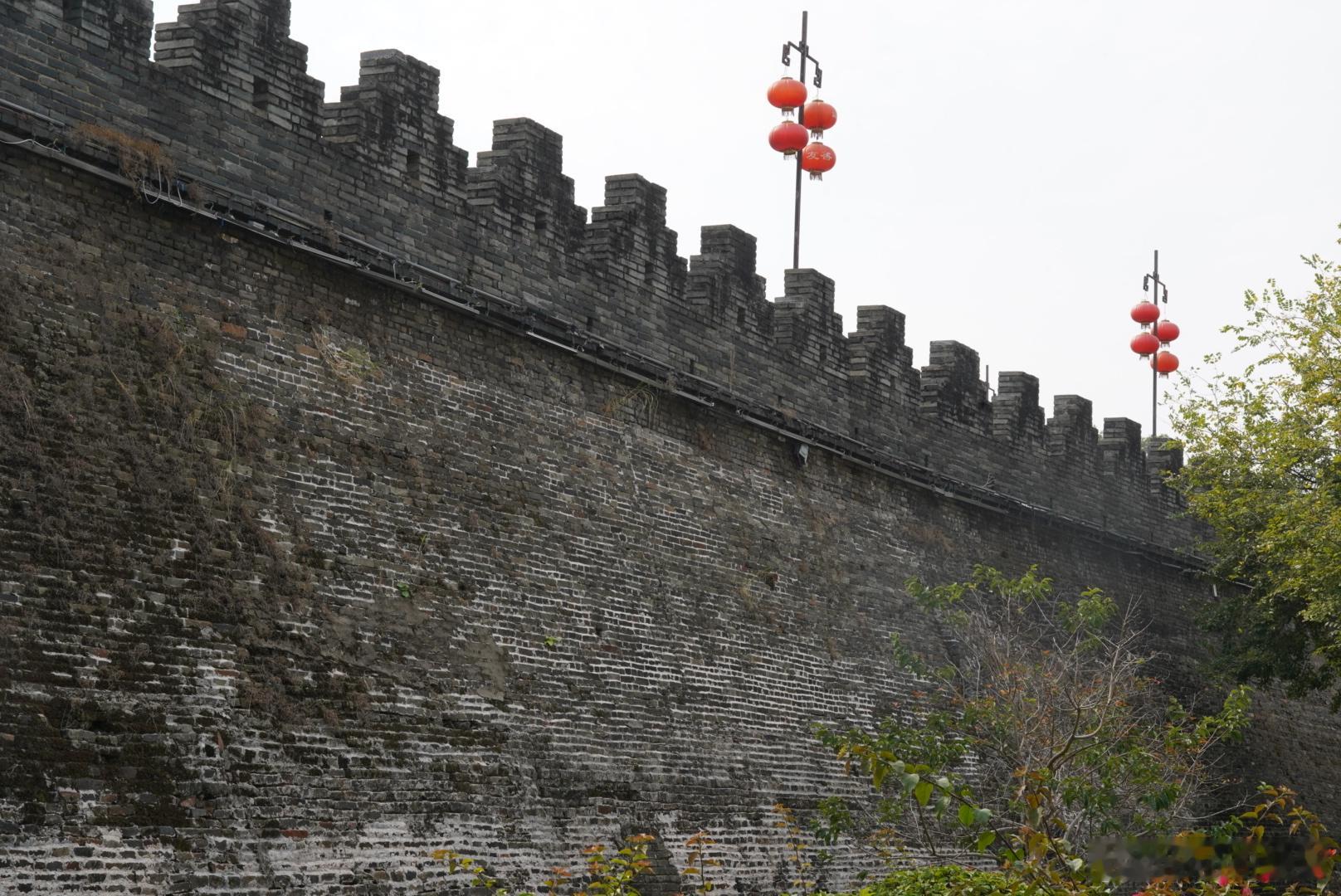 岽游记  肇庆古城墙，第五批国保，初为土城墙，宋政和三年扩大规模并改为砖砌，明成