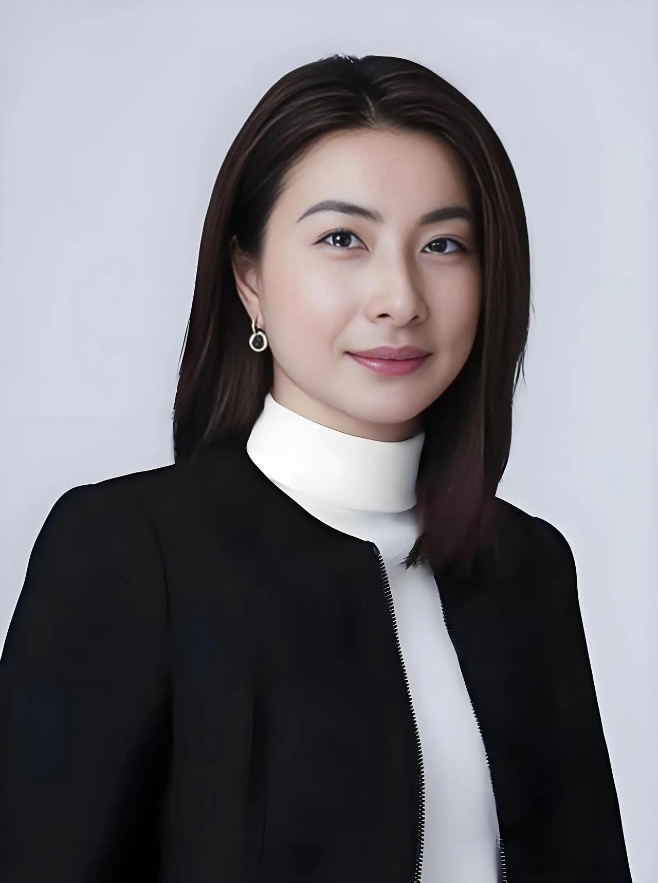 郭晶晶又一次用反差感震撼全网，带着价值1900万的翡翠出席活动，雍容华贵美到窒息
