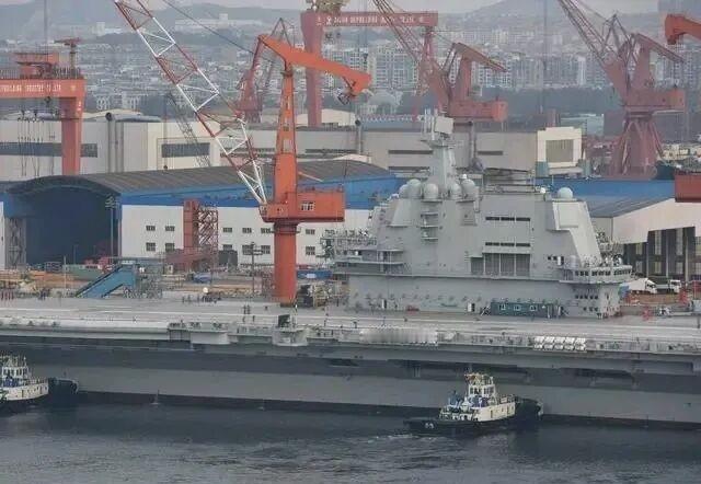 万吨大驱055如果真和航母战斗群面对面硬刚，基本没有任何胜算，055名义上是战列