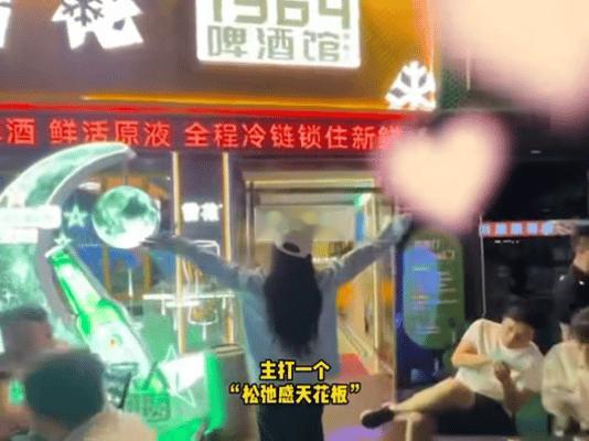 上海人的看球快乐很便宜比头球绝杀更绝的是上海球迷上海球迷把观赛氛围感拿捏住了，社