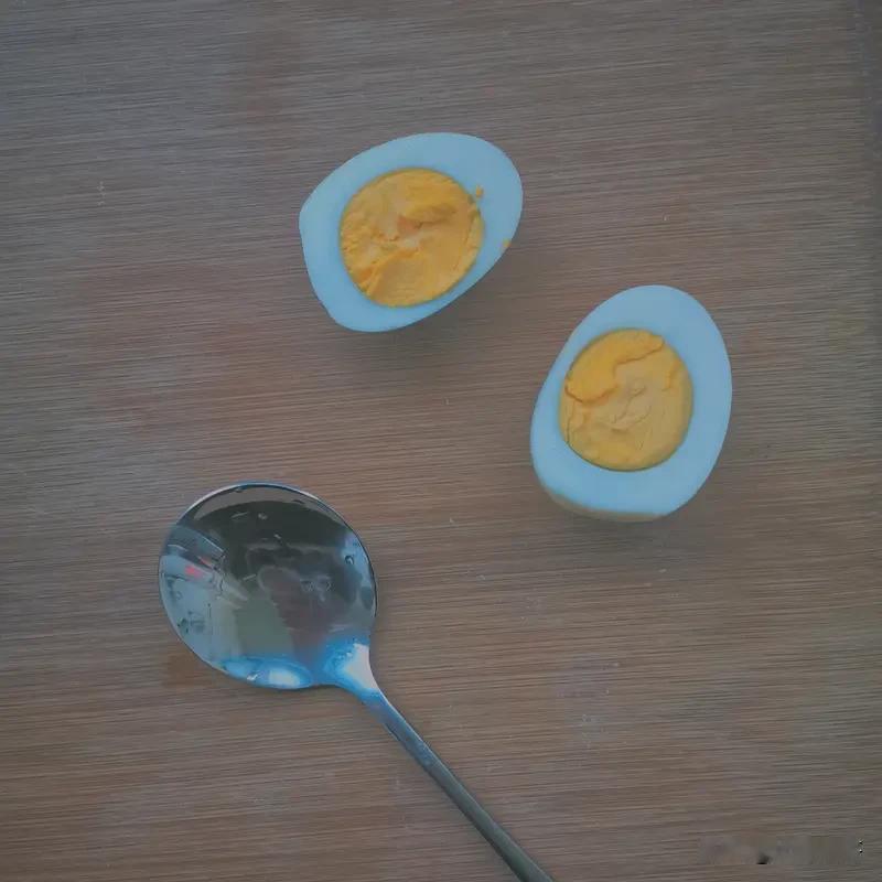 煮鸡蛋没那么多秘密和窍门，掌握好时间即可！
鸡蛋洗干净，冷水下锅。一是水要没过鸡