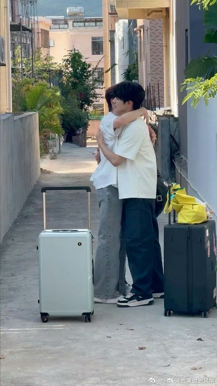 颜安余宇涵一见面就抱上了 帅哥同框暴击！颜安和余宇涵久别重逢直接相拥，余宇涵笔芯