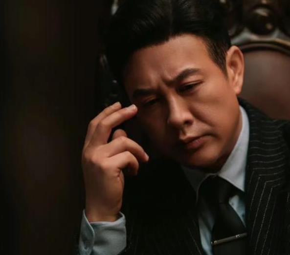 不扔的话媒体就是：此前因家暴传闻冲上热搜的张颂文此次收受粉丝不明信封，疑似巨额现
