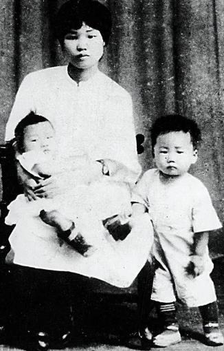 苏联期间，贺子珍主动照顾毛家两兄弟，毛岸青年纪小，不懂贺子珍的用意，偷偷问哥哥：