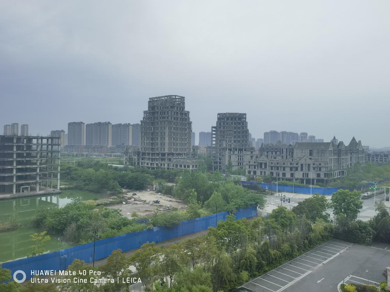 看着窗外这几栋大概率已经烂尾了的半拉子楼房工程，心里不是滋味。联想起前几次出差，