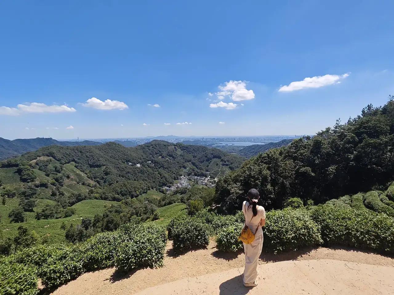 每当我登上杭州“十里郎当”山顶，仰望着湛蓝的天空，所有的烦恼和忧愁都随着那飘荡的