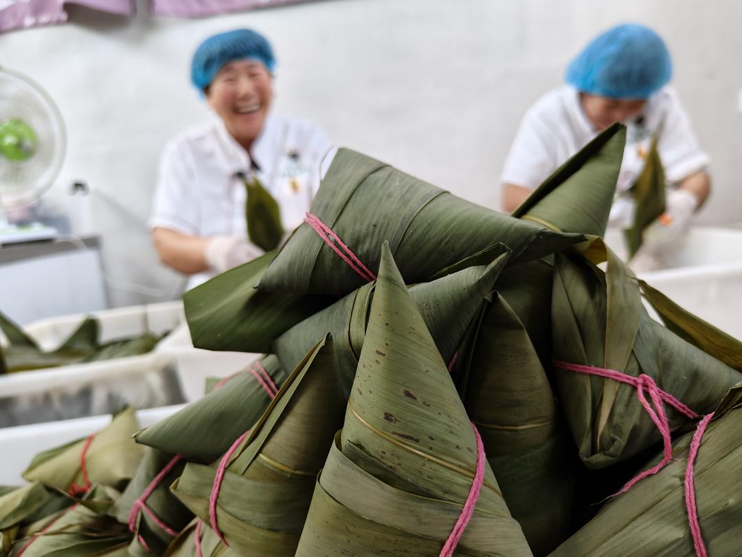 一口铁锅熬出人间烟火！日销两千余个，即墨古法铁锅粽子香飘四海