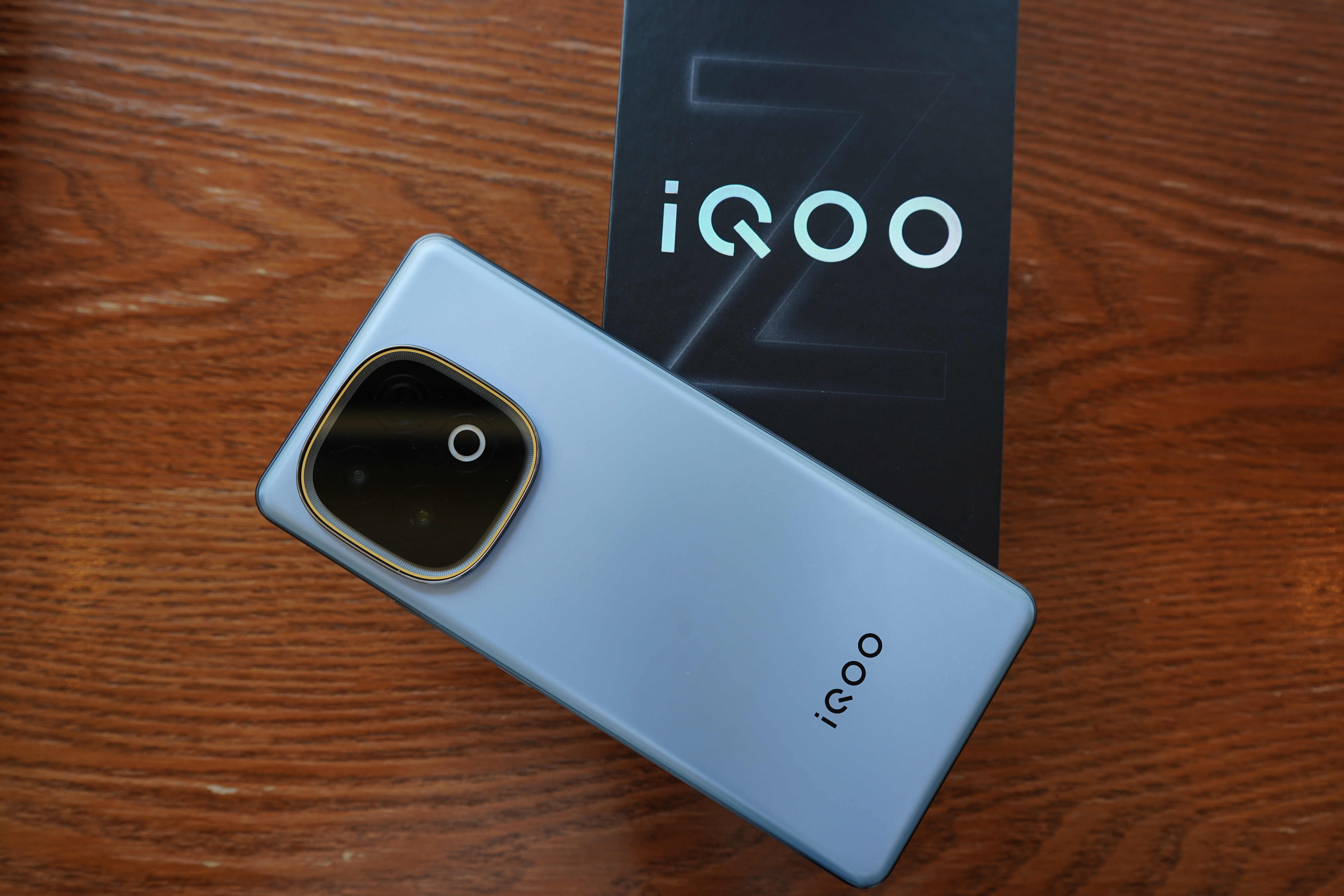 iQOO Z10 Turbo+大家最关注的极地灰实拍来了，很有质感，色彩高级，相