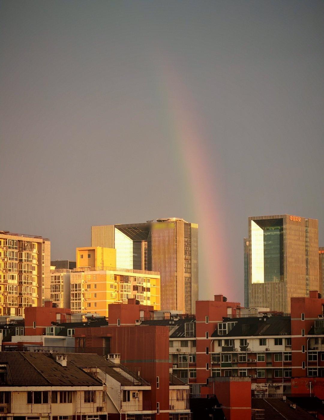 下午狂风大作，看完电影出来恰逢下雨
回家后看到了🌈
也算没白被淋一次

ps.