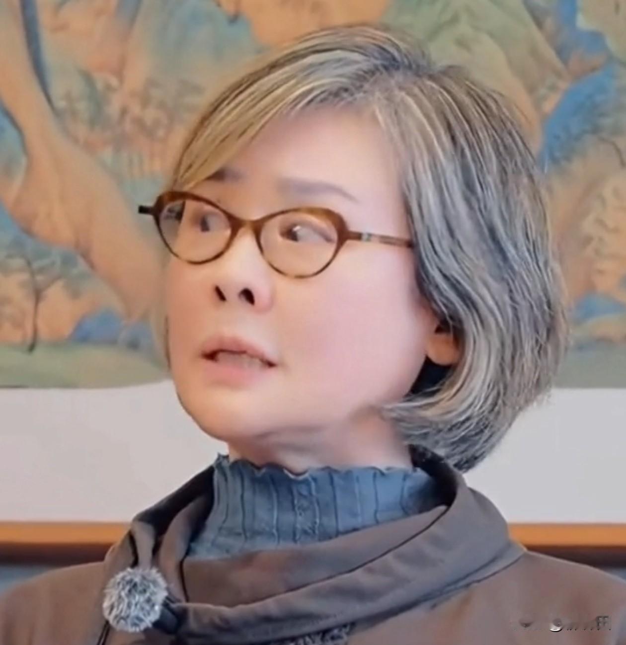 61岁丛珊怎么老成这样了？

照片中，丛珊满头可见的白发也不染，无形中展现出了一