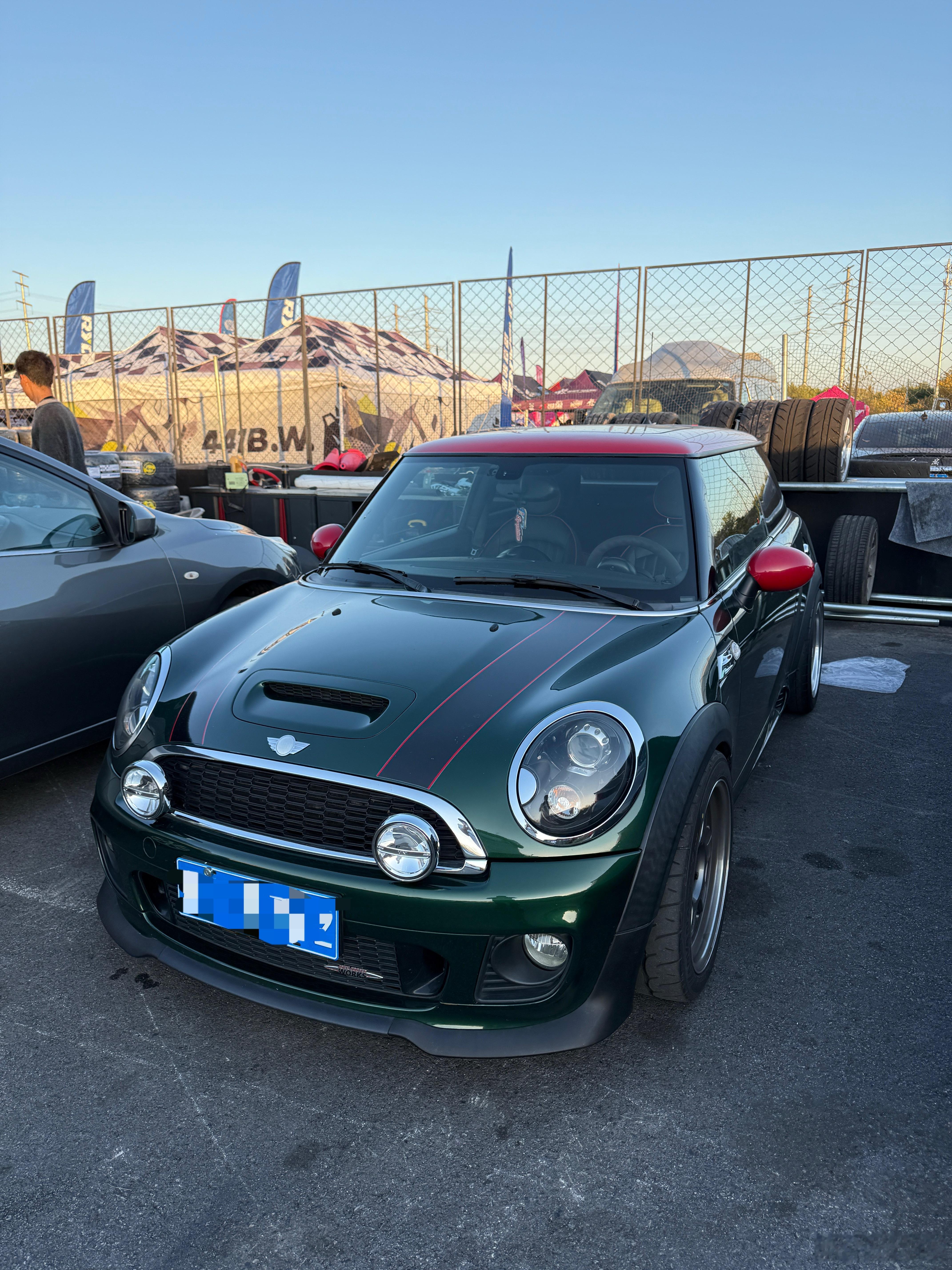 这几天在北京比赛，找北方圆灯车收藏最多的人，我亢总借了个小车开。R56 JCW 