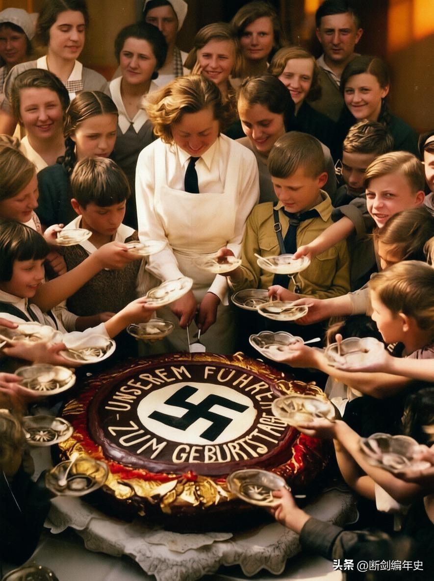 “祝元首生日快乐！”1934年4月20日，柏林，这一天是希特勒的45岁生日，一群
